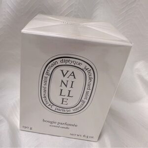 - Diptyque vanille (vanilla) scented candle